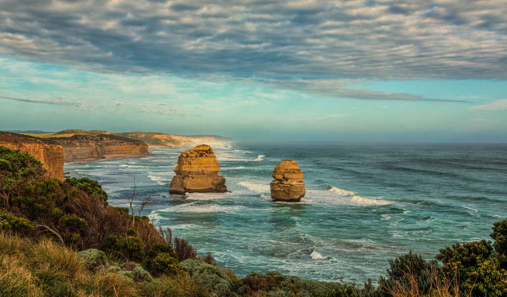 Красивый вид на скалистую береговую линию океана