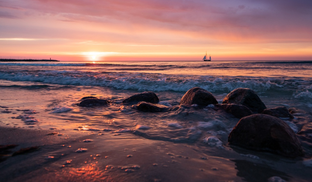 Валуны на берегу моря на мокром песке 