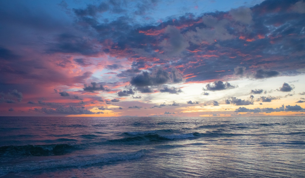 Спокойные морские волны в море на закате 
