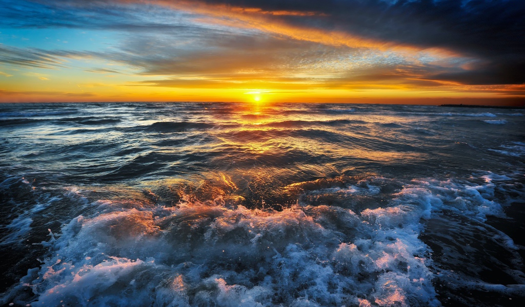 Волнующееся море на закате солнца 