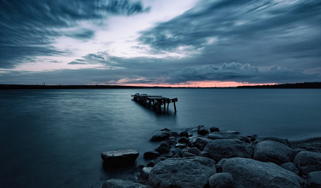 Большие камни на берегу у моря в сумерках 