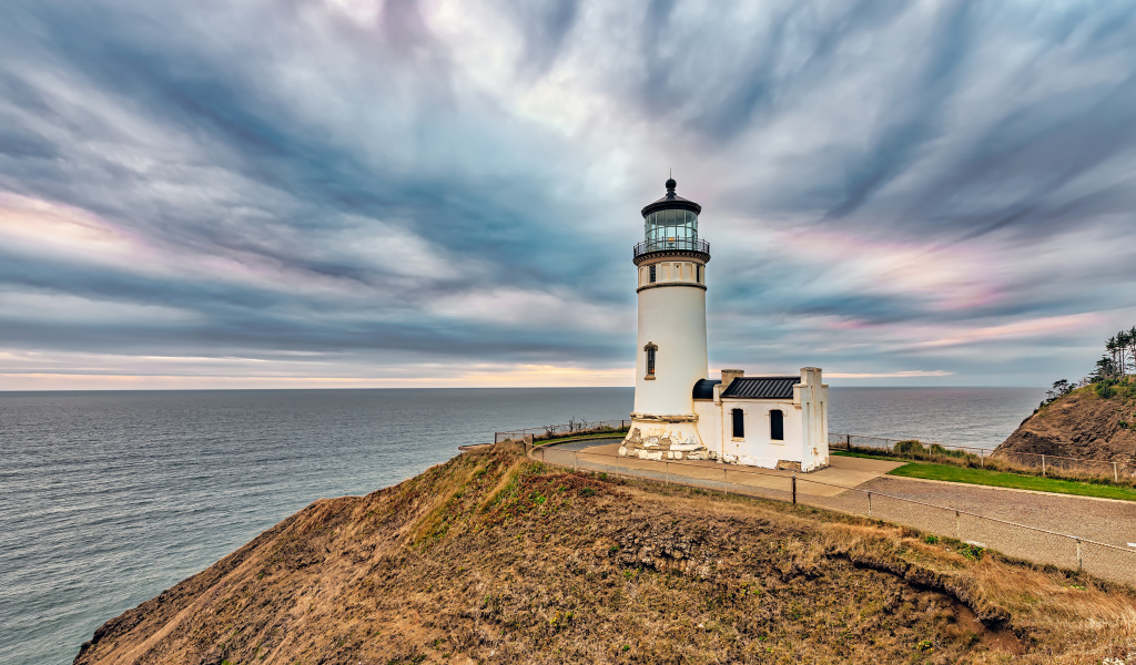 Маяк на берегу моря под красивым небом 