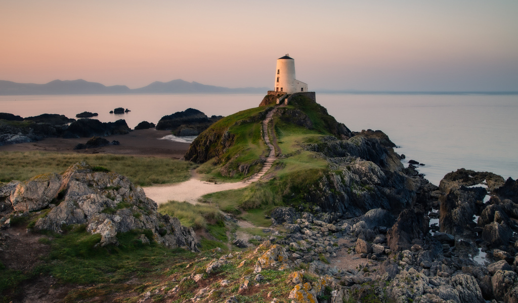 Маяк на краю утеса у моря, Великобритания 