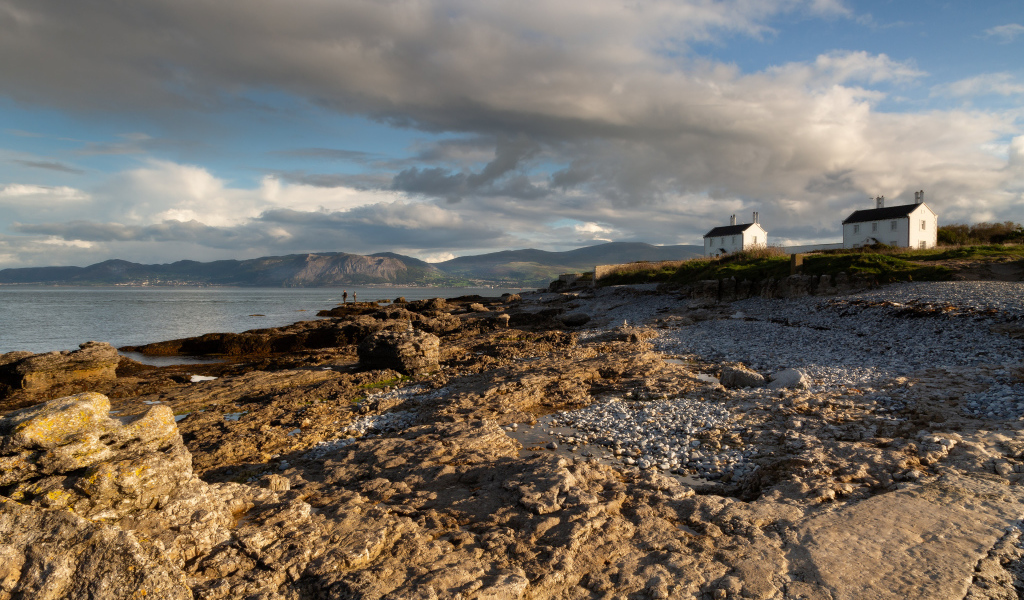 Низкие серые облака над каменным берегом у моря, Великобритания