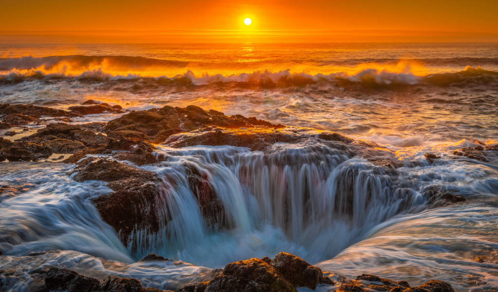 Вода океана стекает в дыру на закате солнца