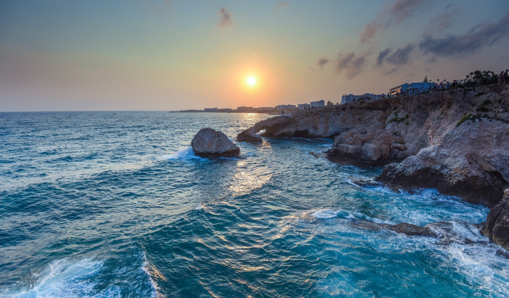 Морской прилив на закате солнца 