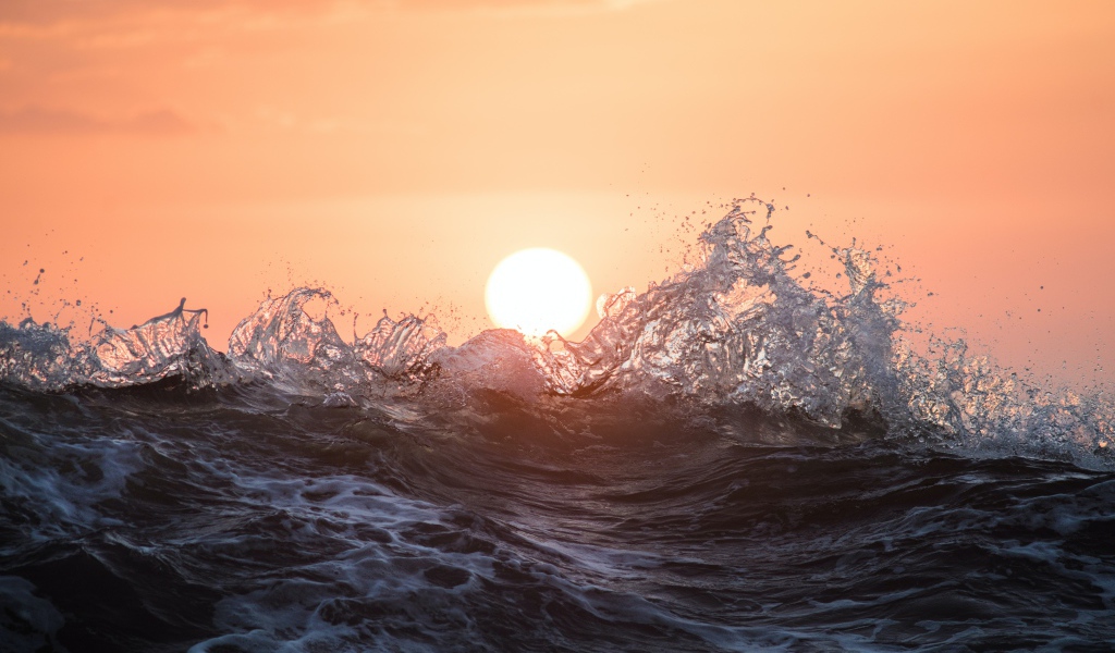 Морские волны в лучах солнца