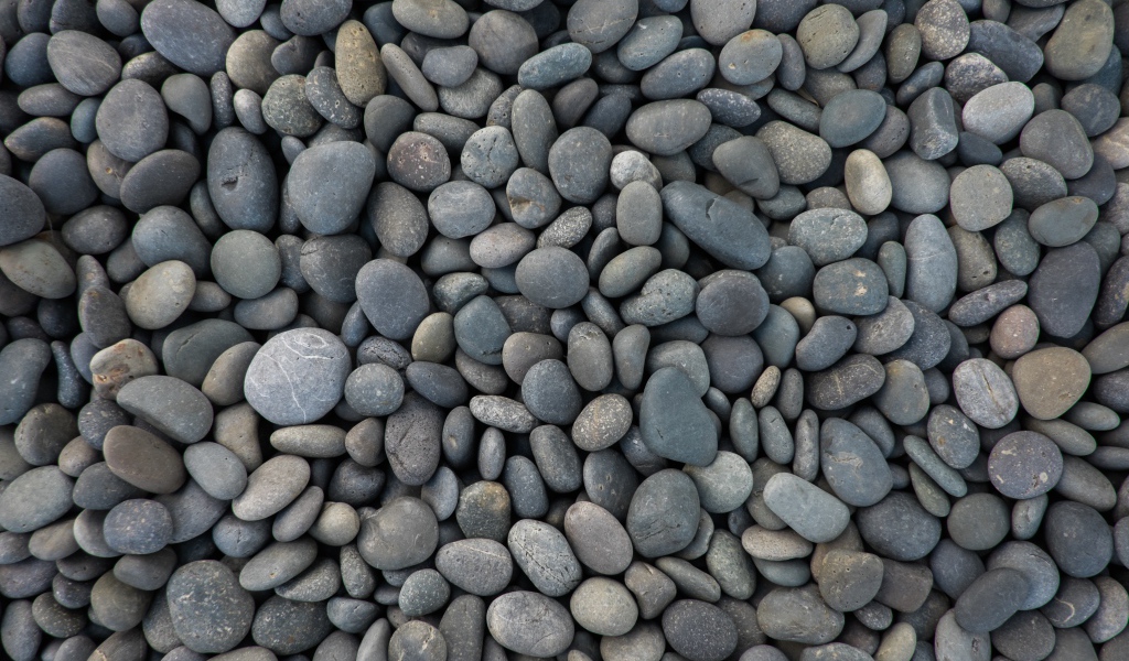 Мелкие серые морские камни 