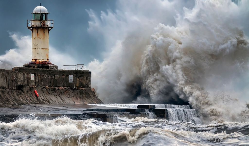 Штормовые волны бьются о маяк 