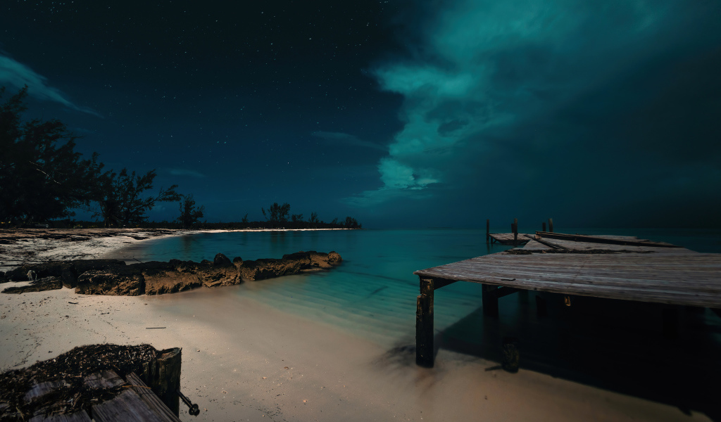 Млечный путь над тихим голубым морем