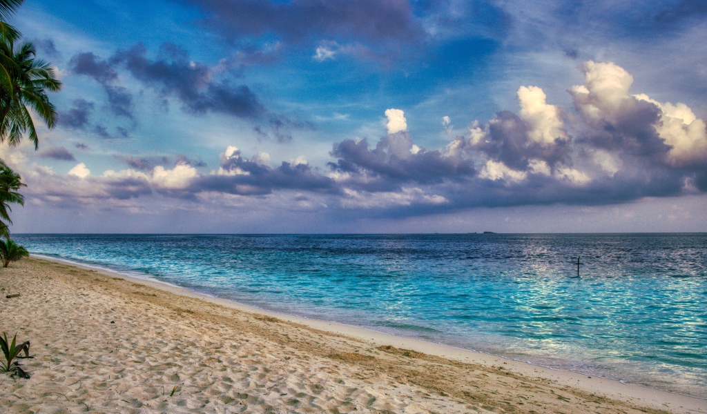 Густые облака над спокойной морской водой