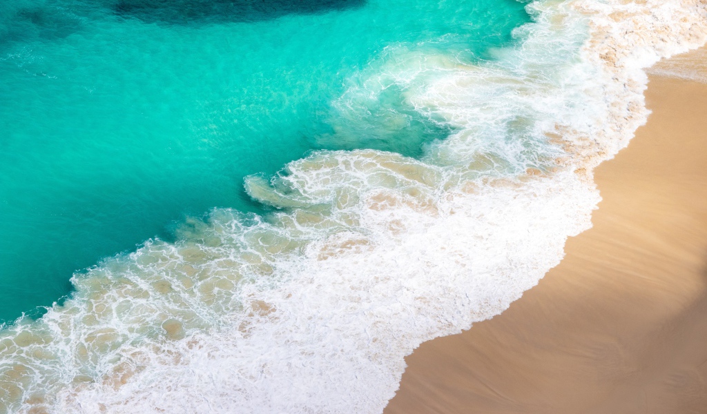 Вид сверху на белые волны прибоя 