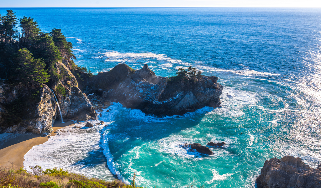 Вид на голубой океан и скалы, США 