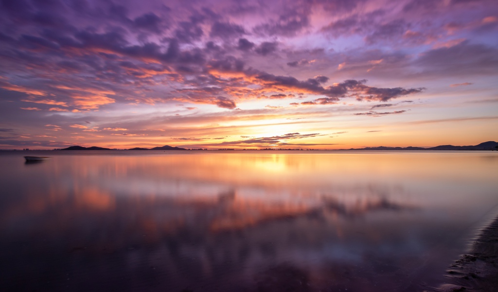 Красивый сиреневый закат над озером 
