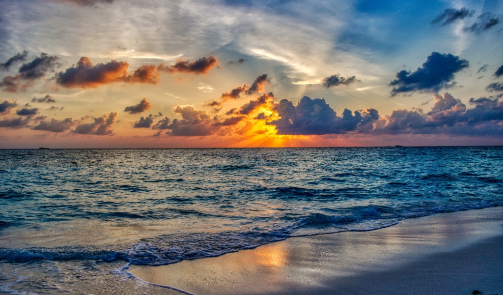 Красивый летний закат солнца над спокойным морем