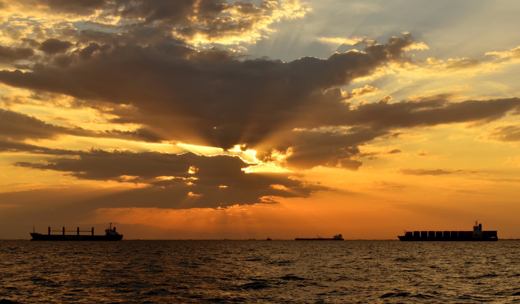 Красивый закат солнца в облаках над морем 