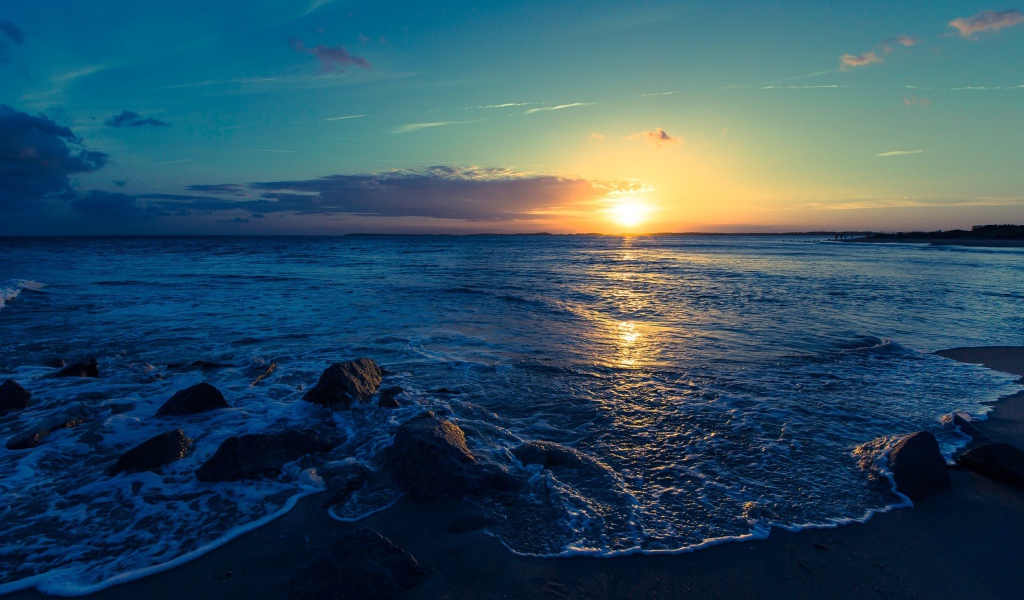 Красивый закат летнего солнца на морском побережье