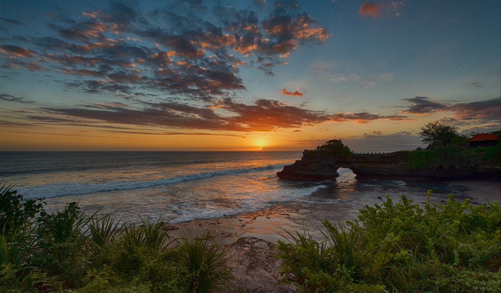 Красивый закат солнца на побережье