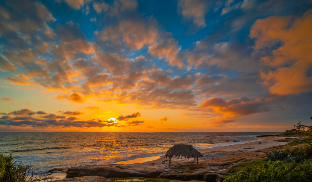 Красивый закат солнца над спокойным морем 
