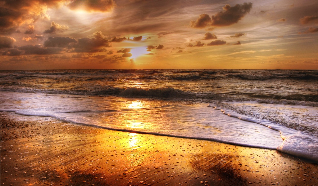 Яркое летнее солнце на закате над морем