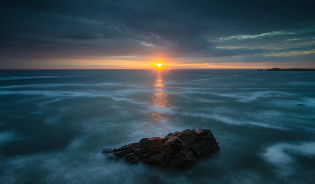 Закат солнца над покрытом льдом озером 