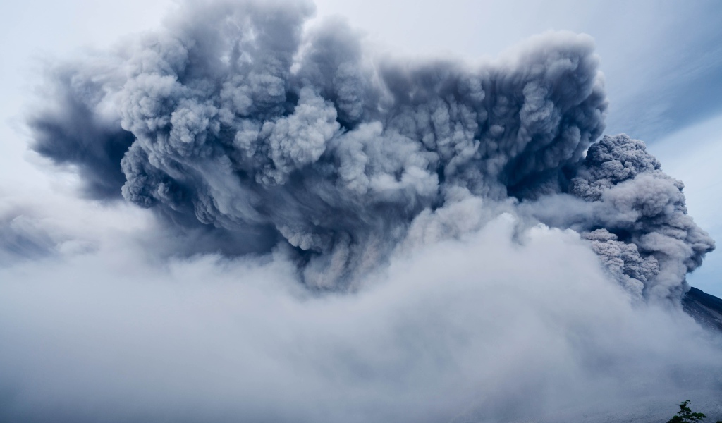 Облако пепла над вулканом