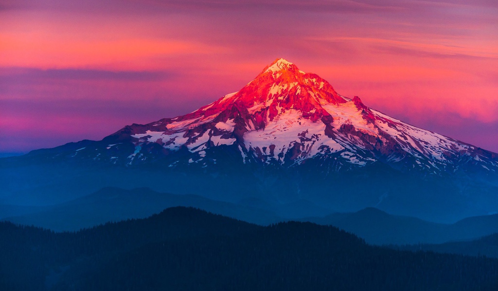 Вулкан Маунт-Худ в лучах солнца, Орегон. США