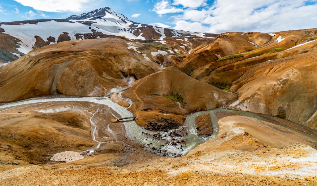 Старый потухший вулкан с рекой