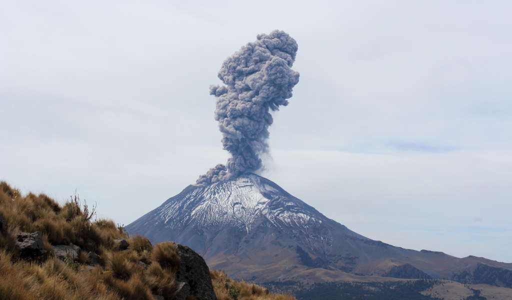 Дым над действующим вулканом Попокатепетль, Мексика