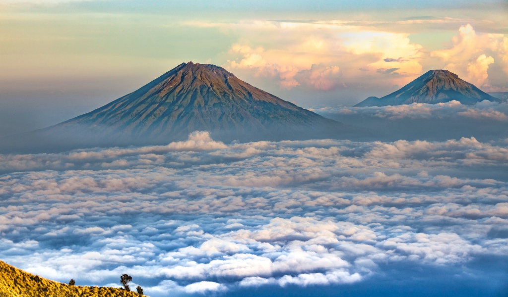 Вид на вершины спокойных вулканов 