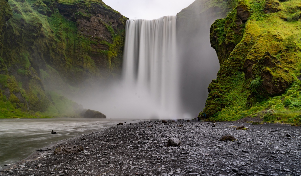 Быстрый холодный водопад стекает с утеса 