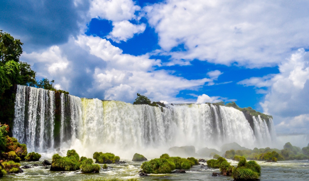 Красивый вид на водопад Игуасу