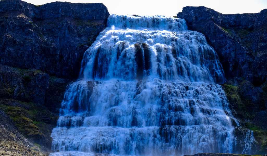 Красивый вид на каскадный водопад