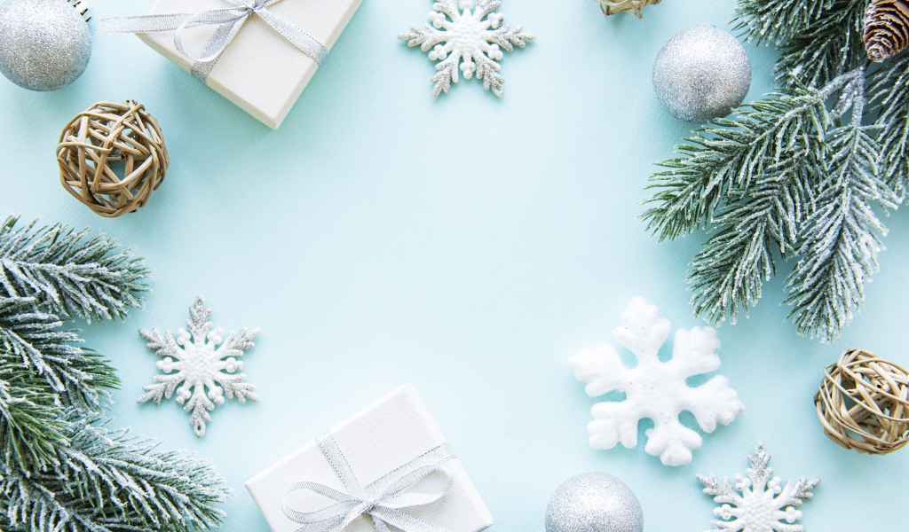 Красивый голубой фон с подарками и снежинками с еловой веткой на Рождество