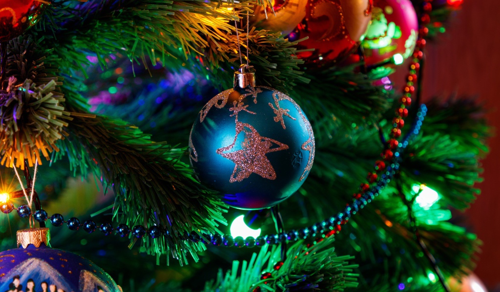 Красивый синий шар на новогодней елке 