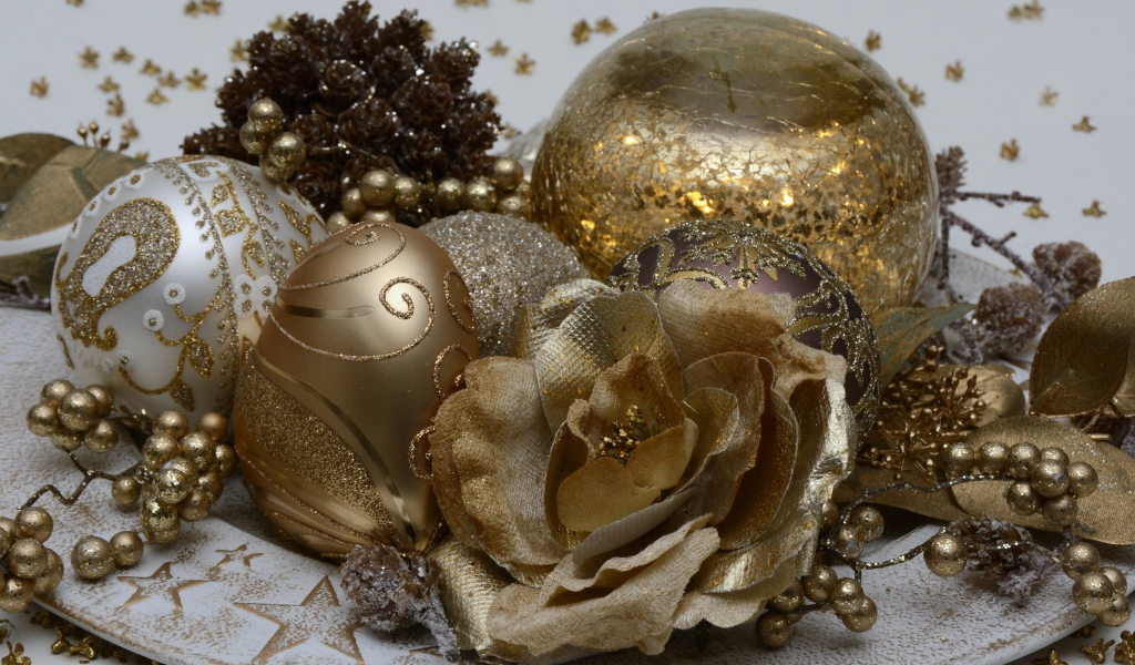 Красивые новогодние игрушки крупным планом