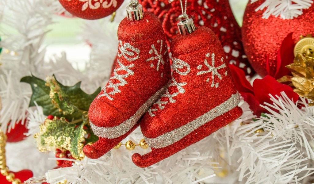 Красивые красные елочные игрушки 