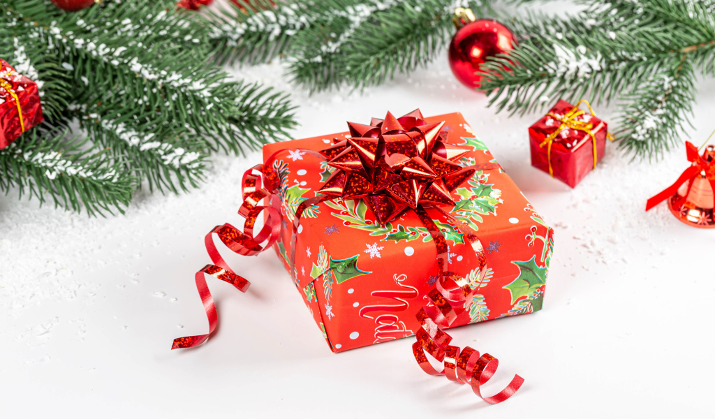 Большой красивый красный подарок с еловой веткой 