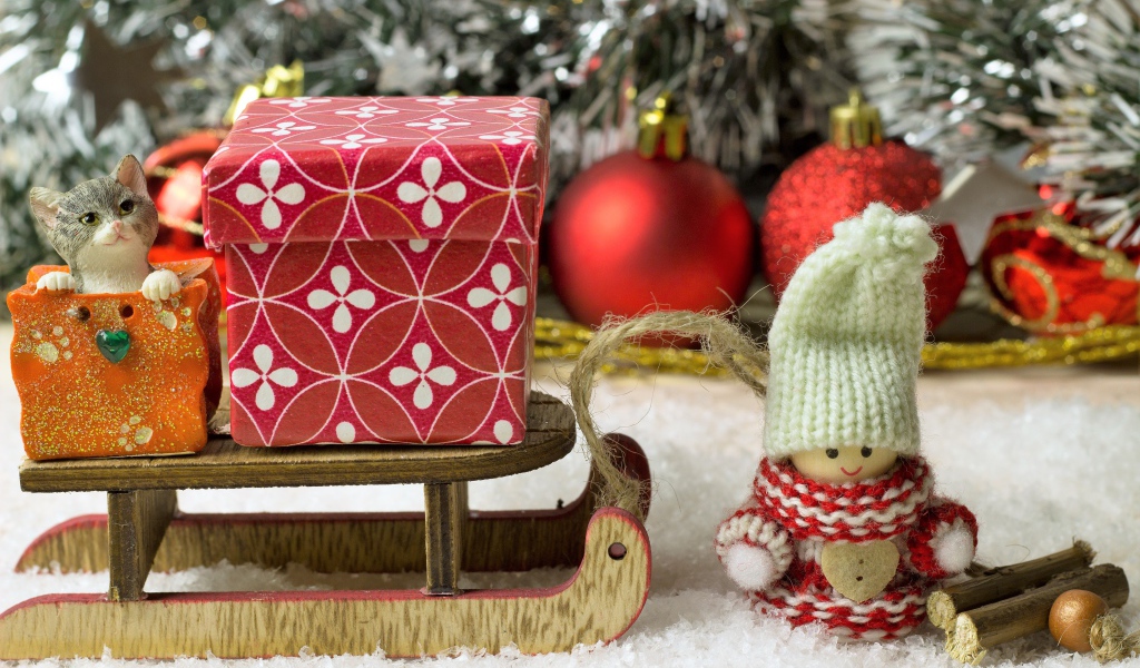 Новогодний декор под елкой