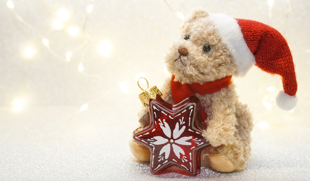 Новогодний медвежонок с елочной игрушкой 