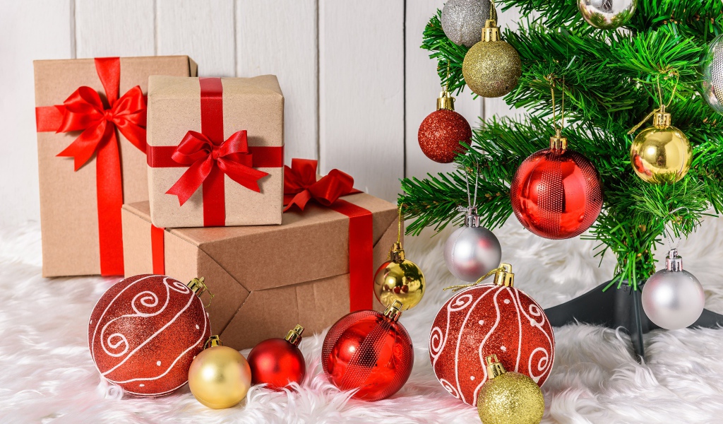 Новогодняя ель с подарками и игрушками 