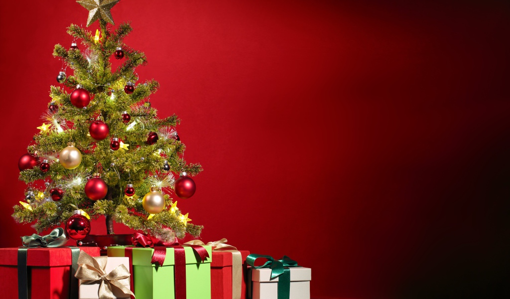 Наряженная ель с подарками на красном фоне на новый год 2022