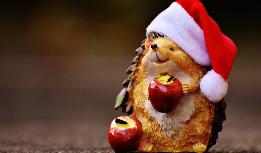 Статуэтка ежик с яблоками в новогодней шапке 