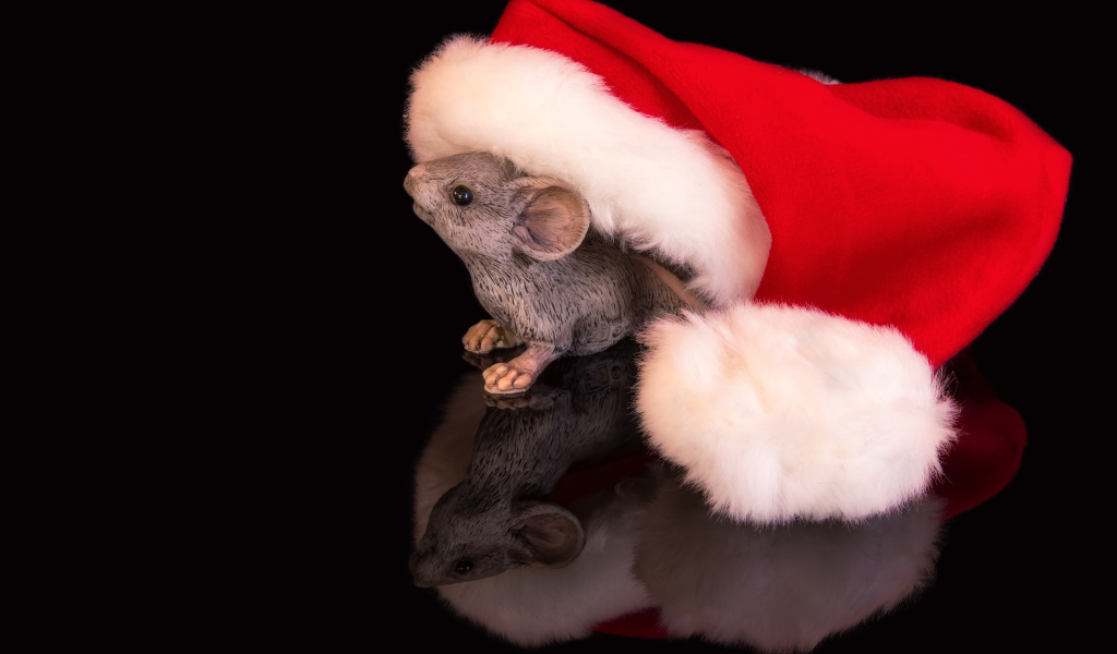 Статуэтка мышка с красным колпаком на черном фоне 