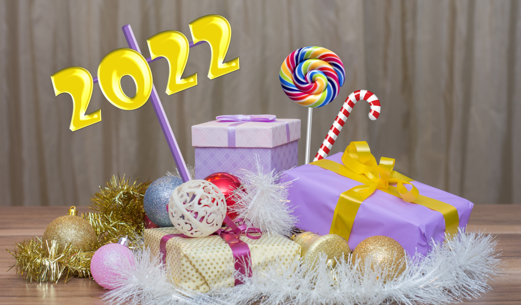 Подарки и елочные украшения на новый год 2022