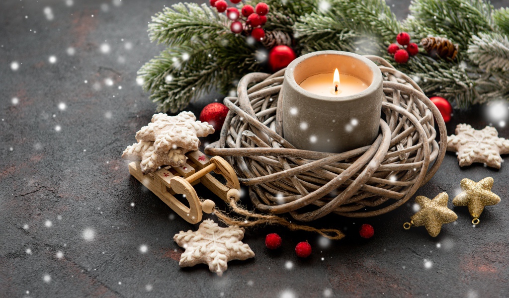 Зажженная свеча с еловой веткой и украшениями