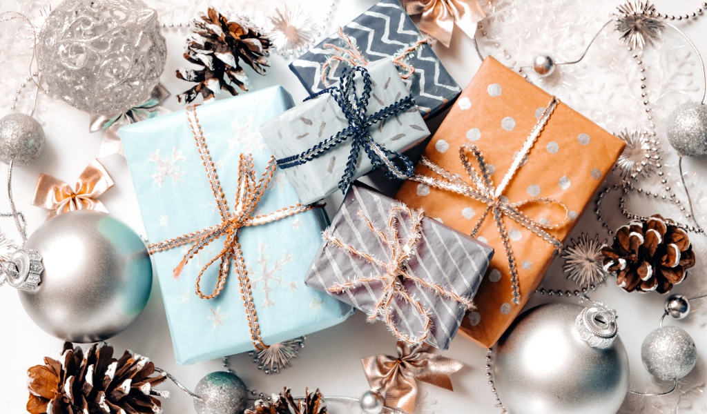 Новогодние подарки с украшениями на новый год 2022 