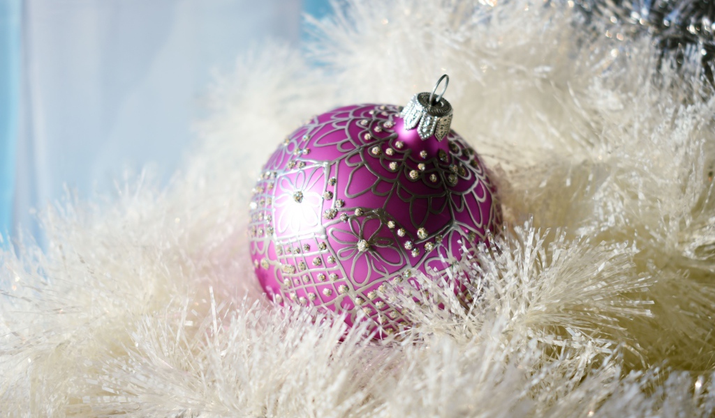 Розовый шарик с белой мишурой на новый год