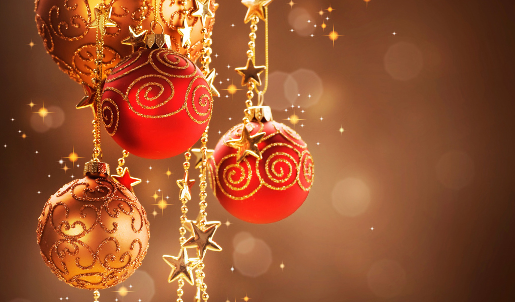 Красные и золотистые елочные шары на коричневом фоне