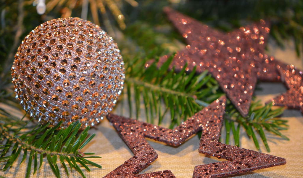 Блестящий шар и звездочки на елку на новый год 